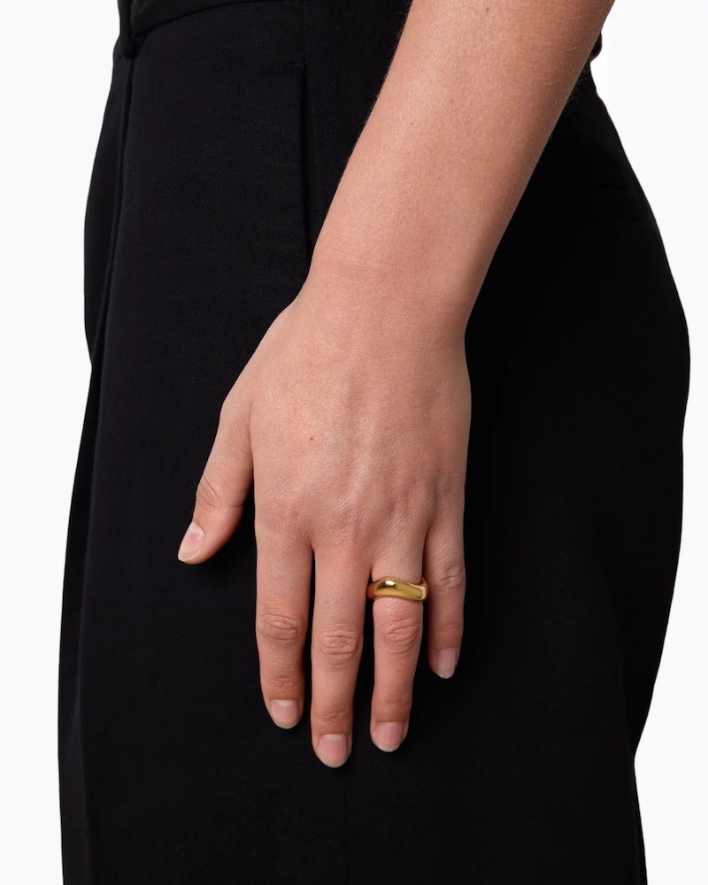 Lié Studio The Ivalo Forgyldt Ring på model