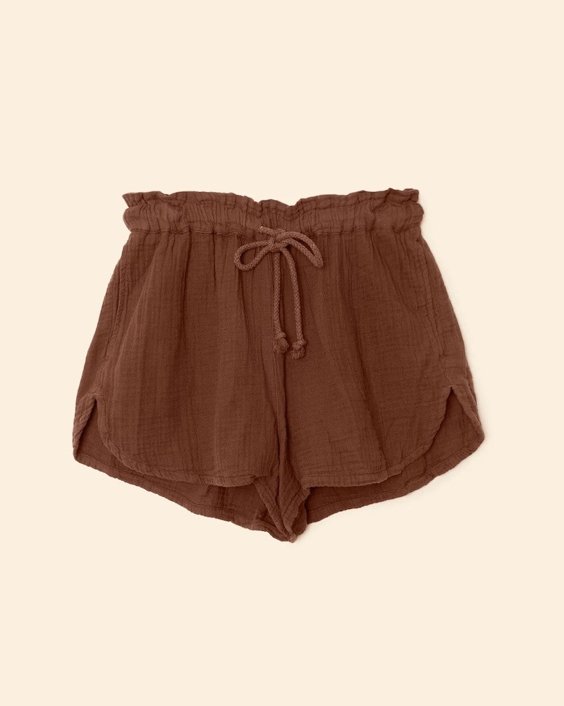 Pack shot af Xirena Starla Short Cocoa Bean Brune afslappede shorts på cremet baggrund