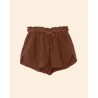 Pack shot af Xirena Starla Short Cocoa Bean Brune afslappede shorts på cremet baggrund