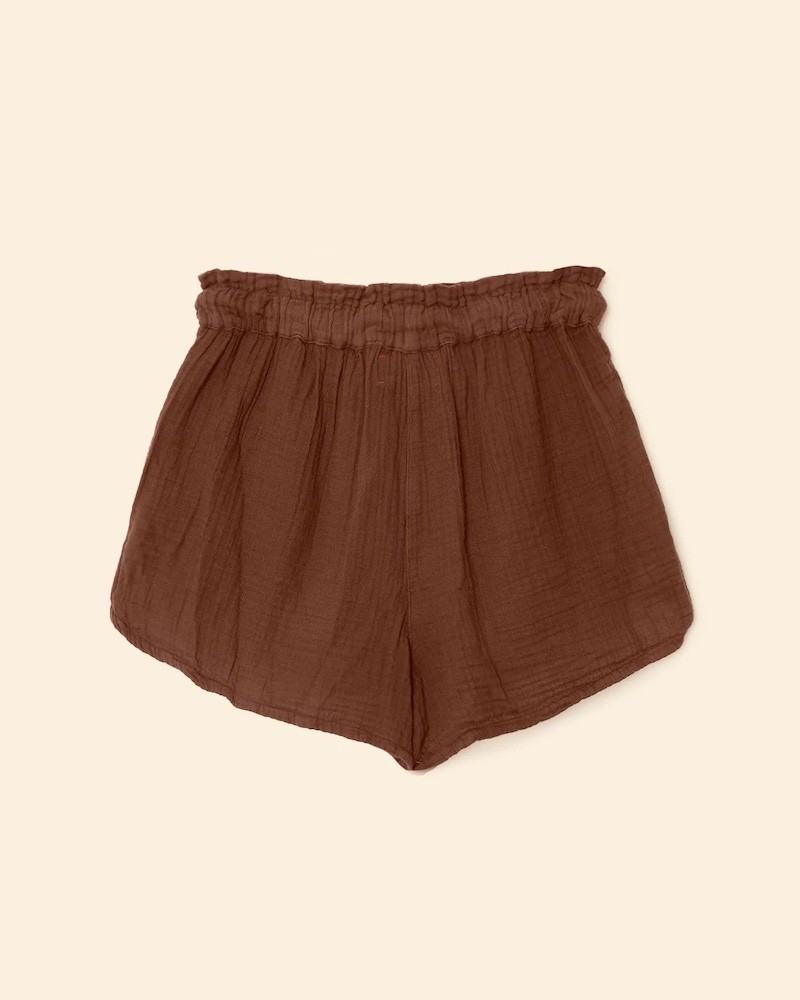 Pack shot af Xirena Starla korte shorts I cacao brun på gylden baggrund