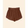 Pack shot af Xirena Starla korte shorts I cacao brun på gylden baggrund