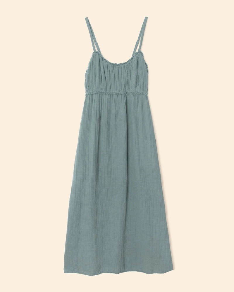 Pack shot af Xirena Jacinda Dress Dusty Sage Stropkjole på creme baggrund