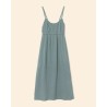 Pack shot af Xirena Jacinda Dress Dusty Sage Stropkjole på creme baggrund