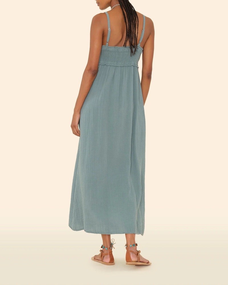Xirena Jacinda Dress Dusty Sage Stropkjole på model set bagfra