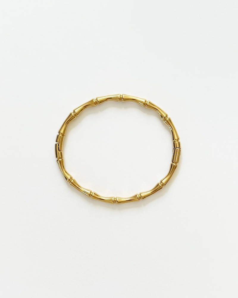 Pack shot af Ellyr Copenhagen Babette Forgyldt Armbånd på neutral baggrund