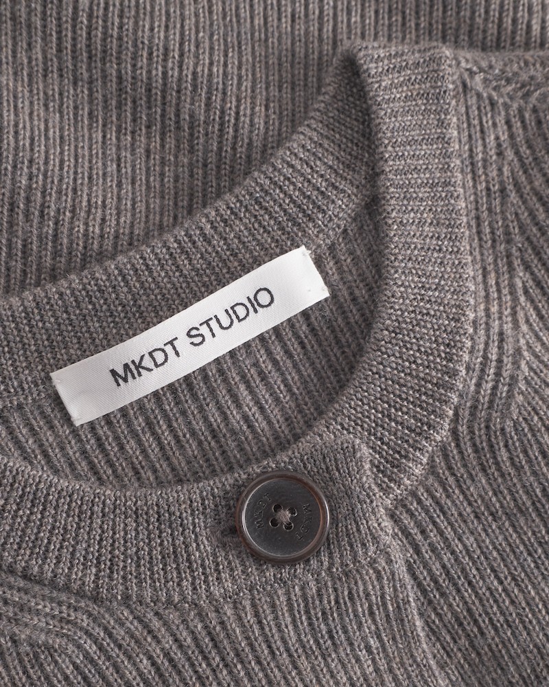 Close up af MKDT Studio Thilda Knit Merino Bark