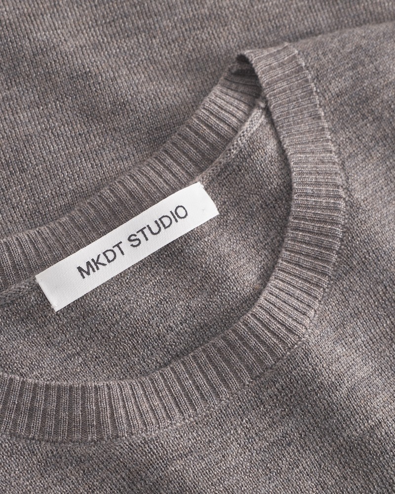 Close up af MKDT Studio Kamala Knit Merino Bark