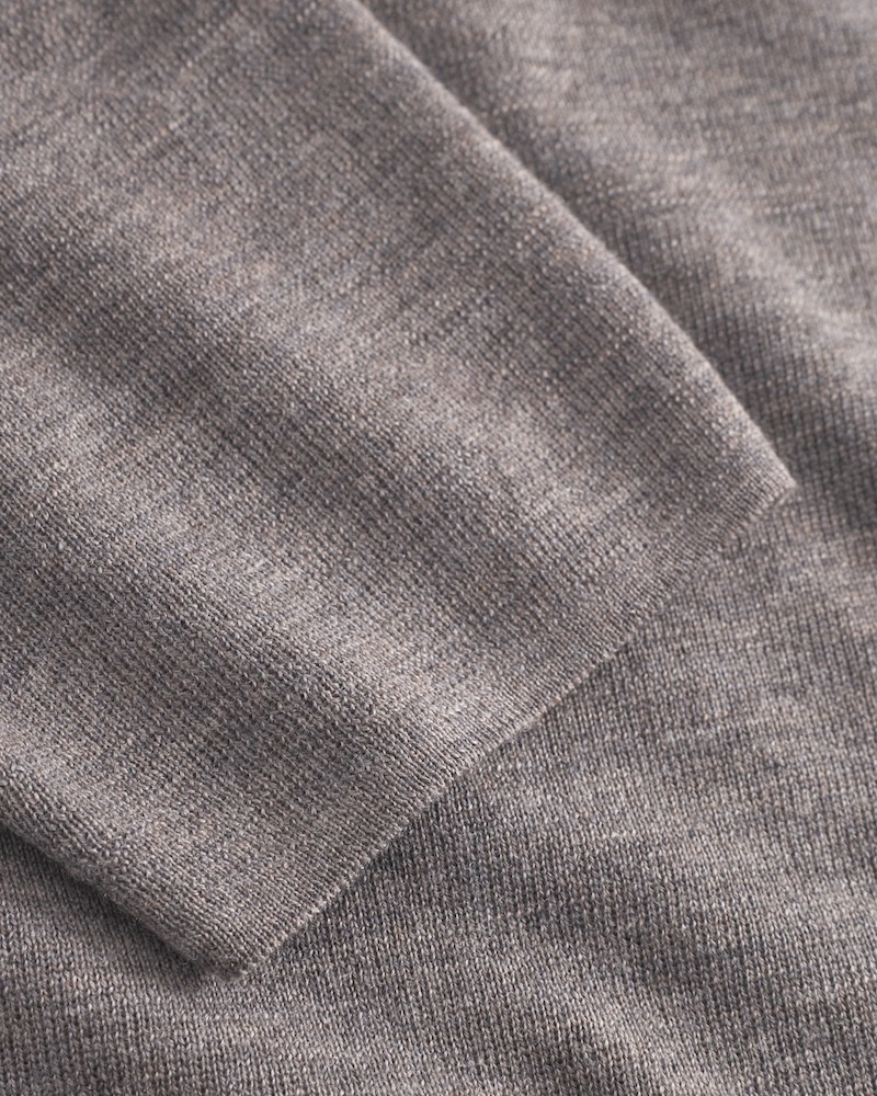 Close up af MKDT Studio Kamala Knit Merino Bark