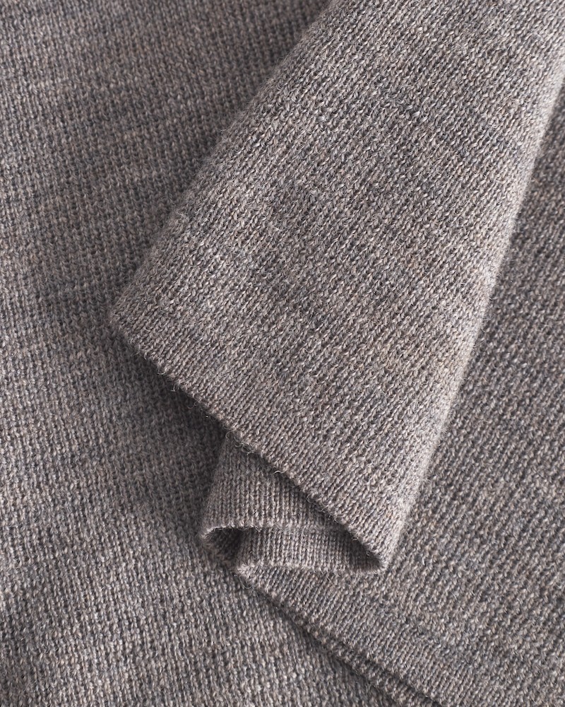 Close up af MKDT Studio Kamala Knit Merino Bark