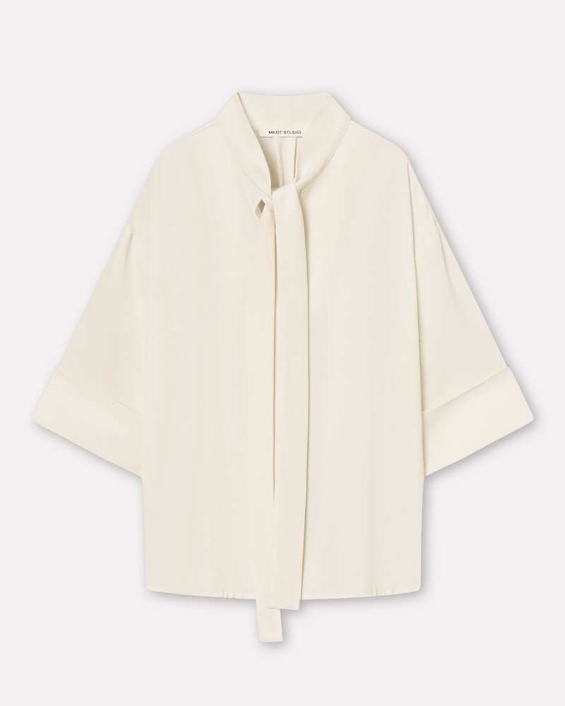 Pack shot af MKDT Studio Siva ecru skjorte bluse med bindebånd på neutral baggrund