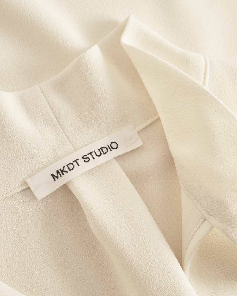 Close up af MKDT Studio Siva blouse ecru