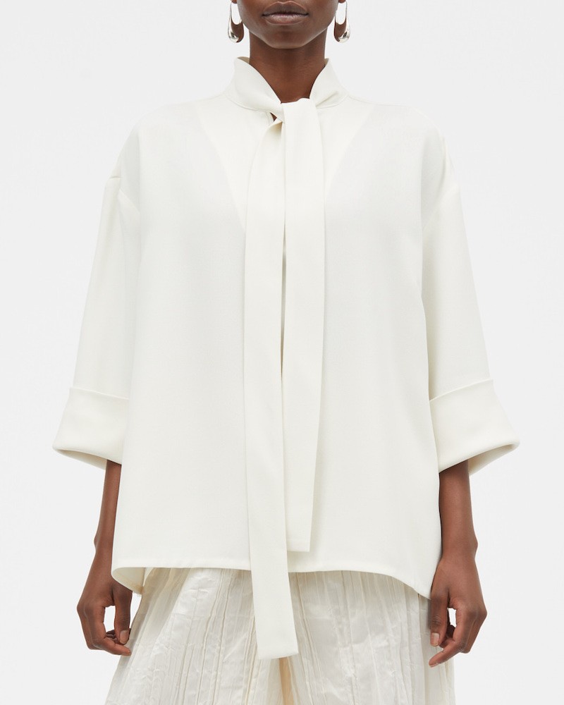 MKDT Studio Siva Ivory Crepe Bluse på model