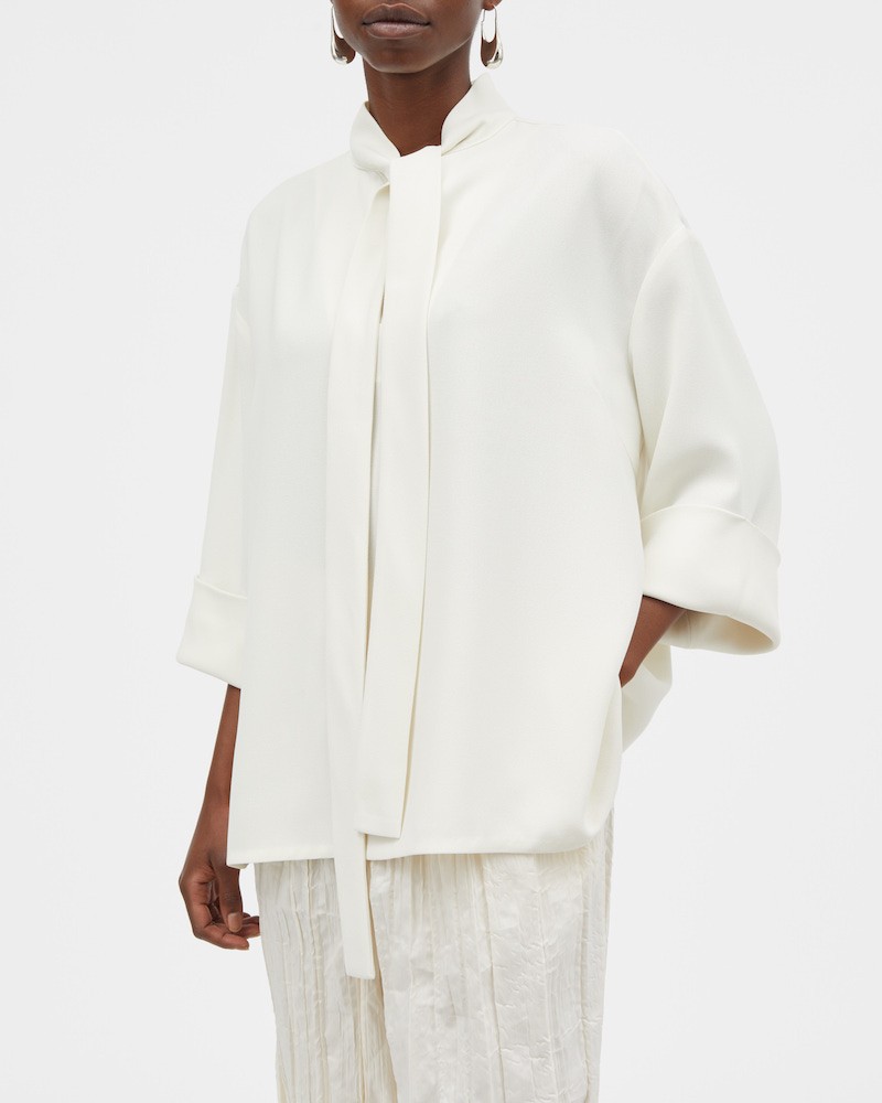 MKDT Studio Siva Ivory Crepe Bluse på model