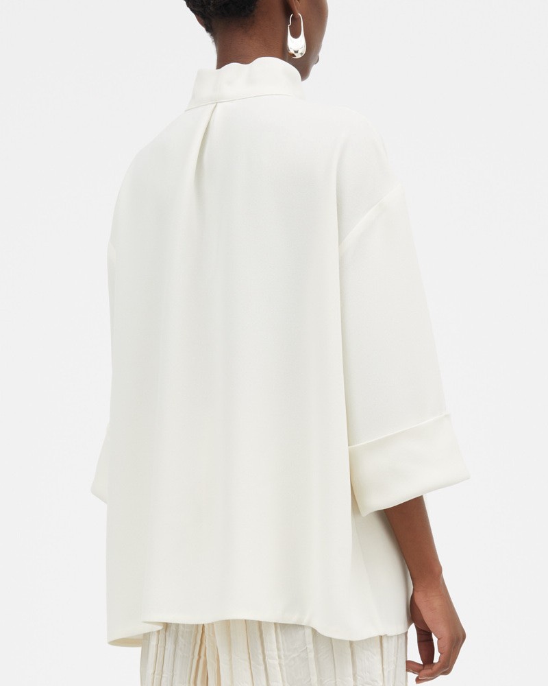 MKDT Studio Siva Ivory Crepe Bluse på model set bagfra