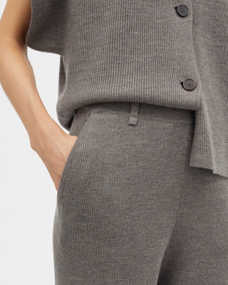 Close up af knapper på MKDT Studio Thida merino strik cardigan på model