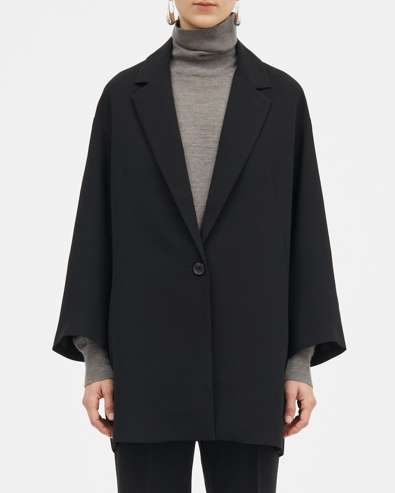 MKDT Studio Corrana sort blazer på model
