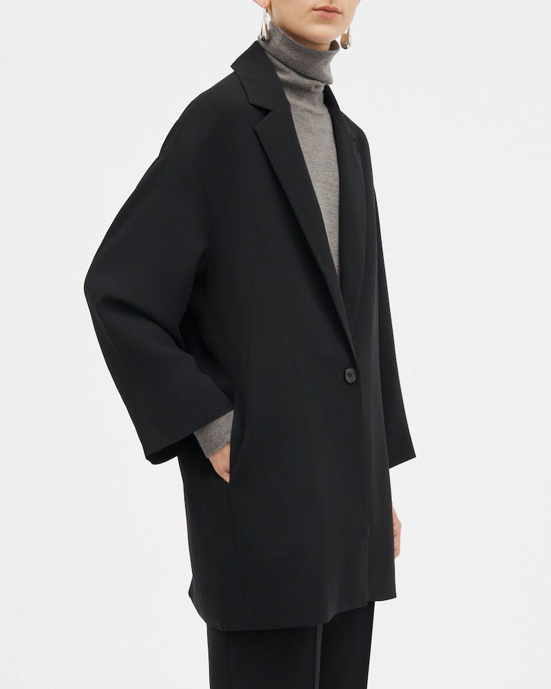 MKDT Studio Corrana sort crepe blazer på model