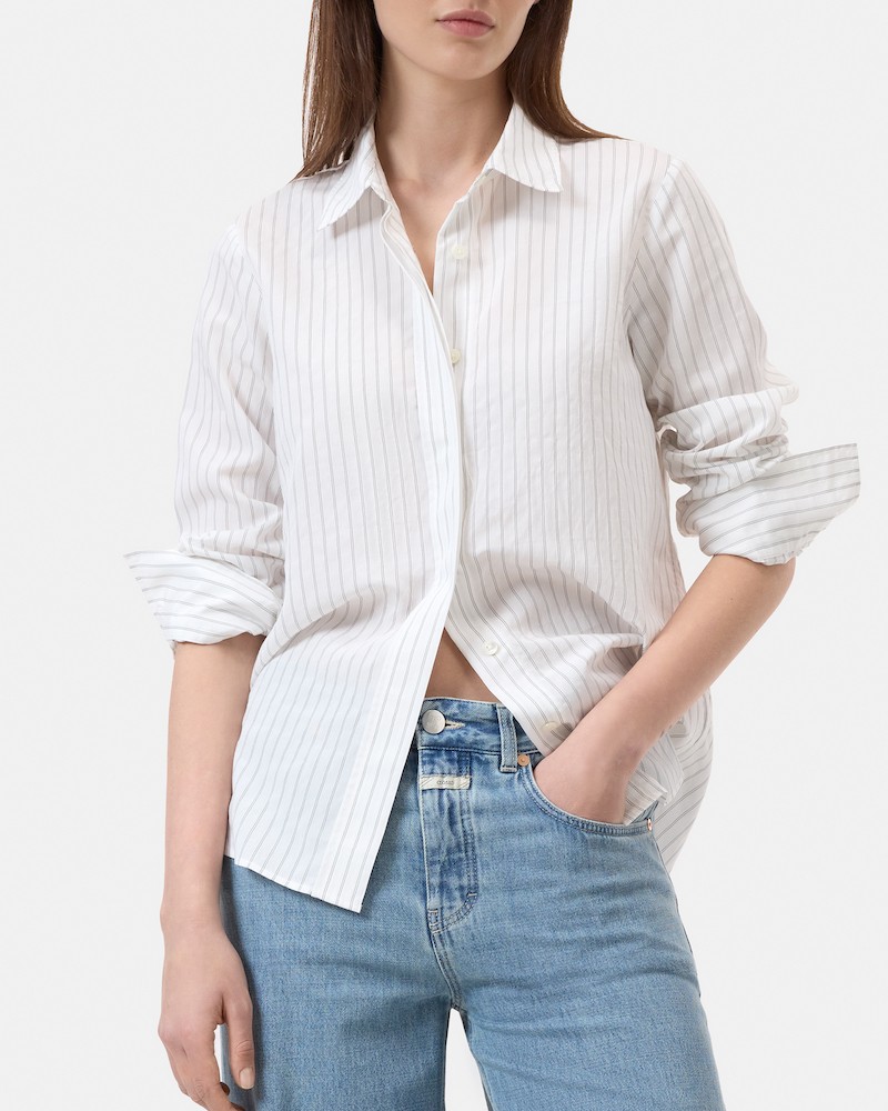 Closed Classic Shirt White Stribet skjorte på model set forfra