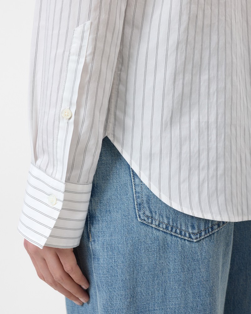 Close up på manchet på Closed Classic Shirt White Stribet skjorte på model