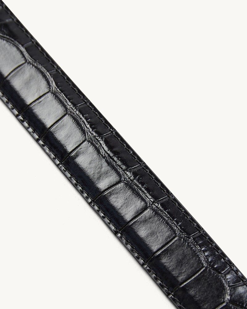 Close up af The Garment Kaja sort croco præget skind bælte på neutral baggrund