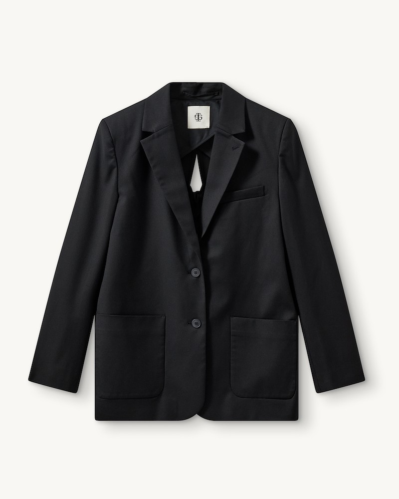 Pack shot af The Garment Pluto Bow Sort Blazer på neutral baggrund