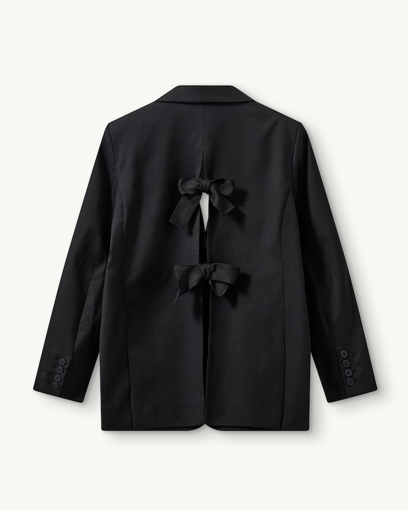 Pack shot af The Garment Pluto Bow Blazer Black bagfra på neutral baggrund