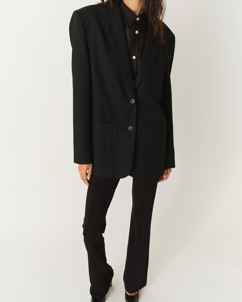The Garment Pluto Bow Sort Blazer på model set forfra