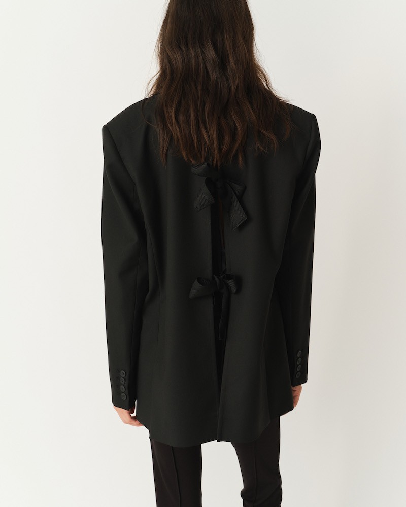 The Garment Pluto Bow Sort Blazer på model set bagfra