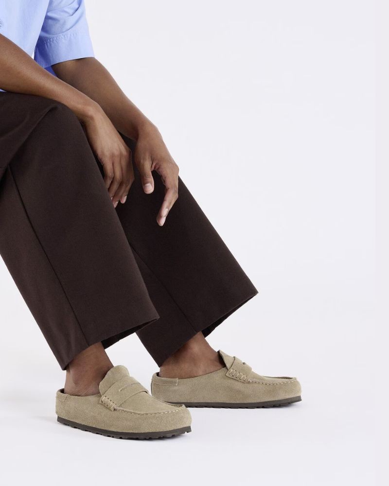 Birkenstock Naples Suede Taupe slipper på model