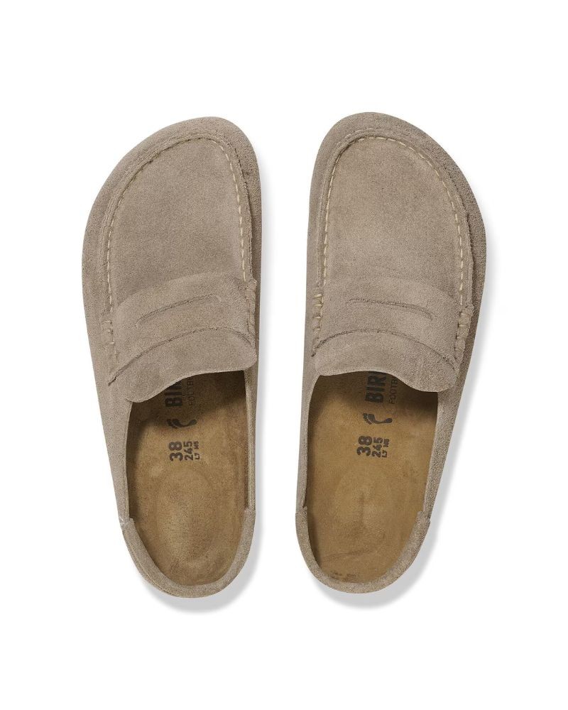 Pack shot af Birkenstock Naples Suede Taupe på hvid baggrund