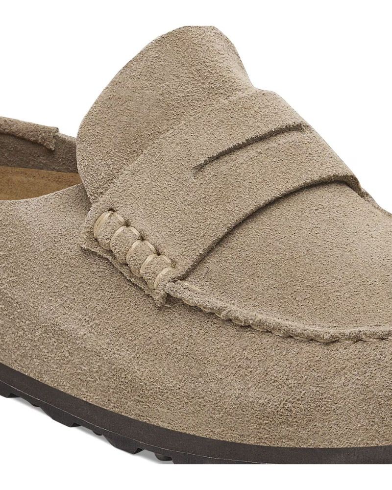 Close up af Birkenstock Naples Taupe ruskind på hvid baggrund