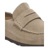 Close up af Birkenstock Naples Taupe ruskind på hvid baggrund