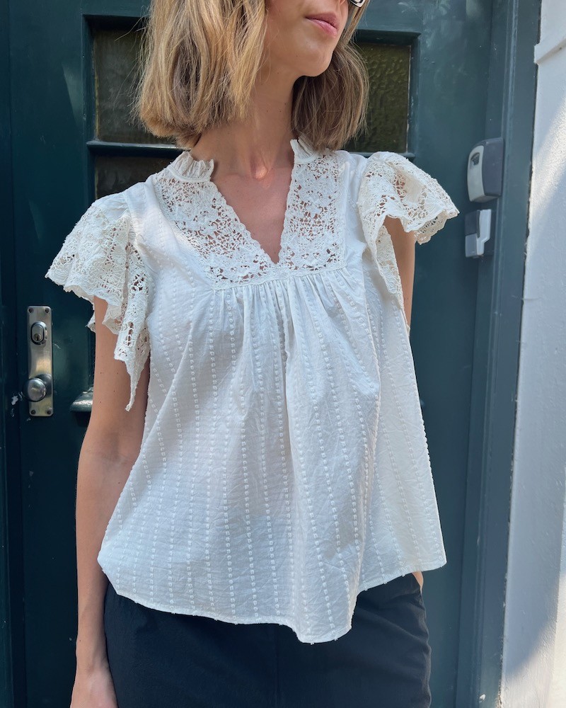 Ulla Johnson Jolie Flutter Sleeve Top Pristine Ecru på model