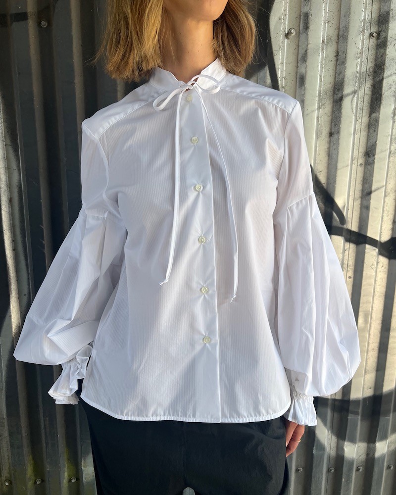 Britt Sisseck Banda Shirt Blanc De Blanc Hvid Skjorte på model