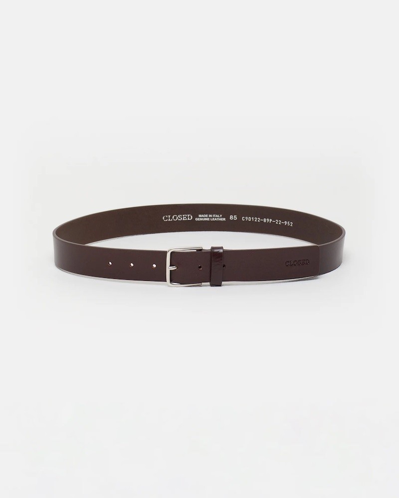 Pack shot af Closed Belt Light Mocha Brown Mørkebrunt bælte på neutral baggrund