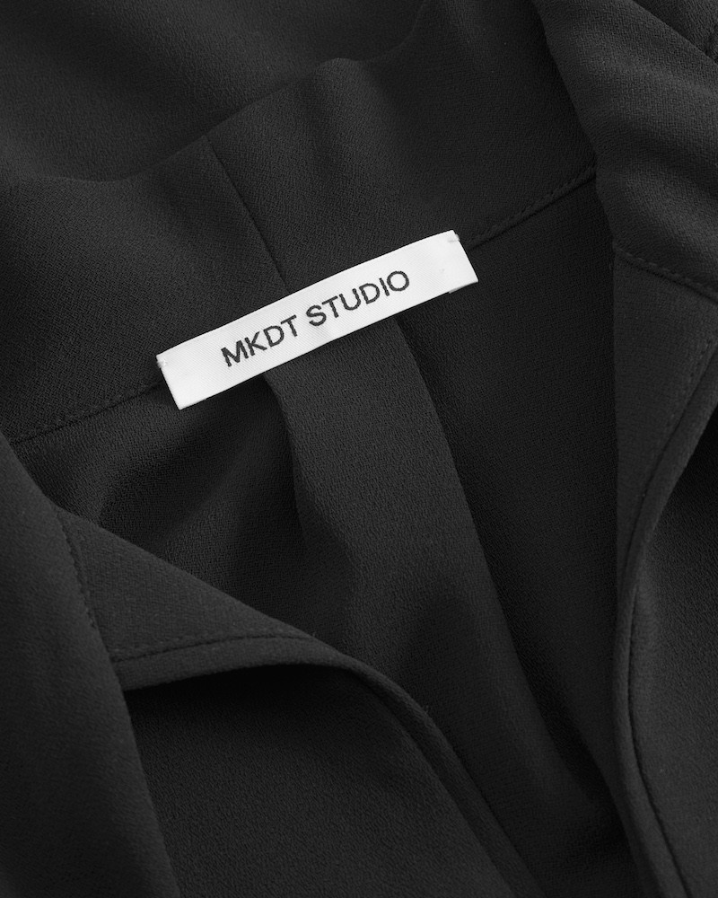 Close up af MKDT Studio Siva Sort Crepe Georgette bluse