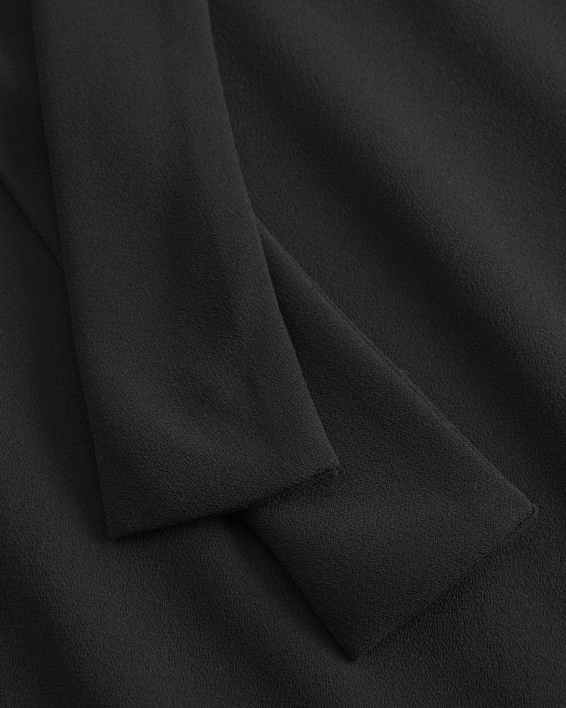 Close up af MKDT Studio Siva Sort Crepe Georgette bluse
