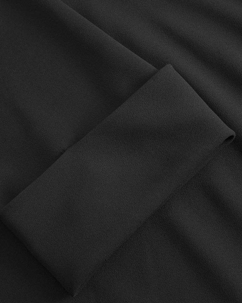 Close up af MKDT Studio Siva Sort Crepe Georgette bluse opslag på ærme