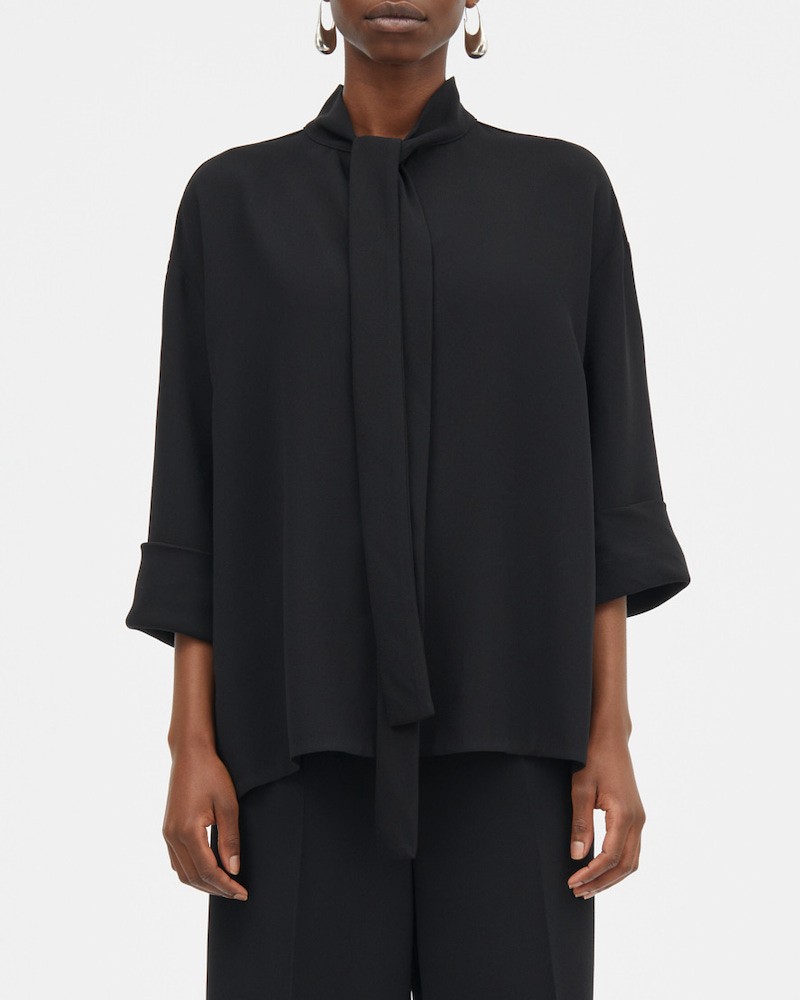 MKDT Studio Siva Sort Crepe Georgette bluse på model