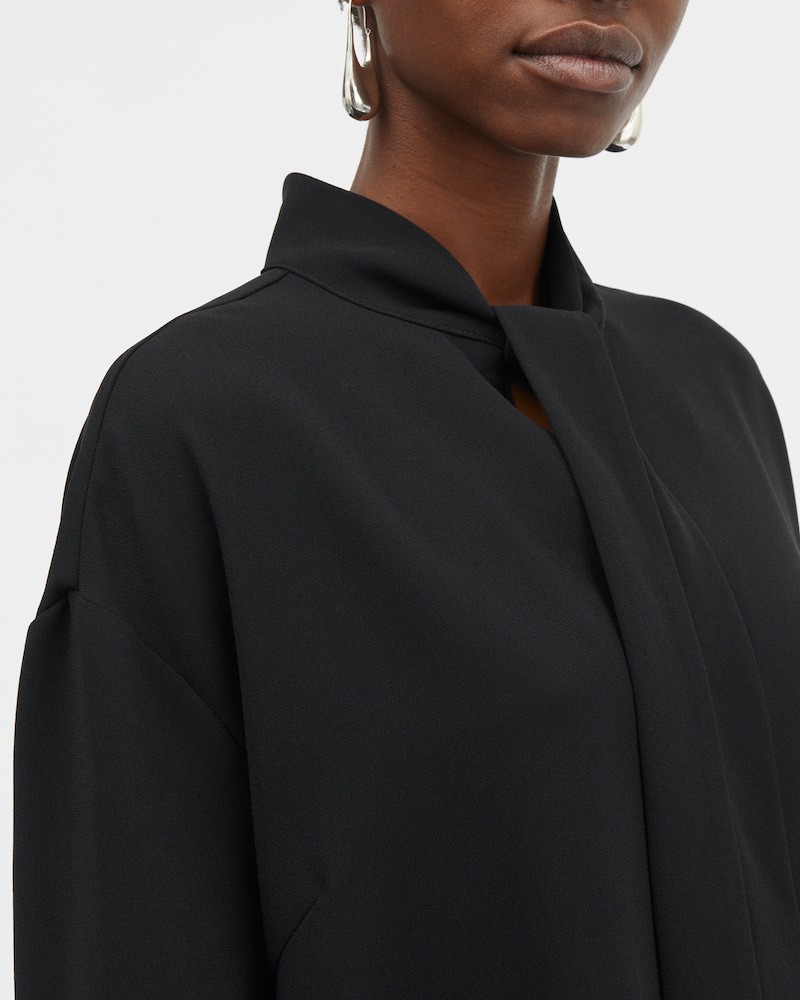 Close up af MKDT Studio Siva Sort Crepe Georgette bluse på model