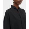 Close up af MKDT Studio Siva Sort Crepe Georgette bluse på model