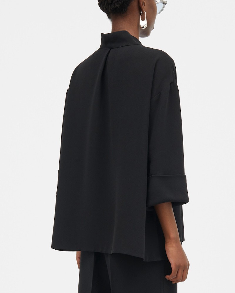 MKDT Studio Siva Sort Crepe Georgette bluse på model