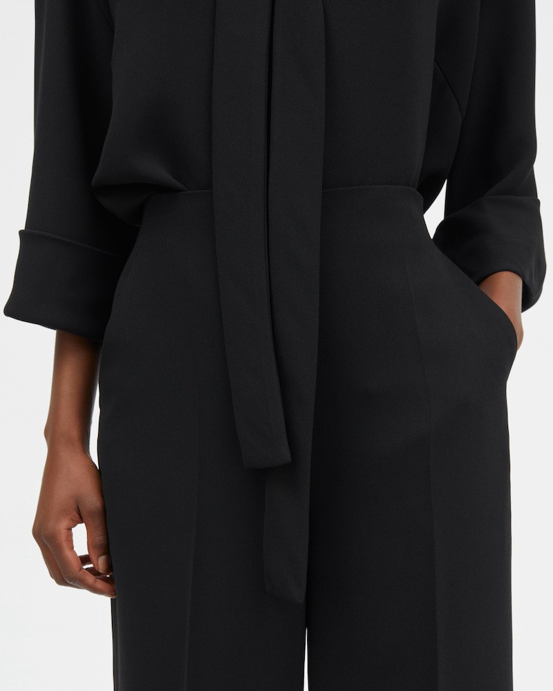 Close up af MKDT Studio Siva Sort Crepe Georgette bluse på model