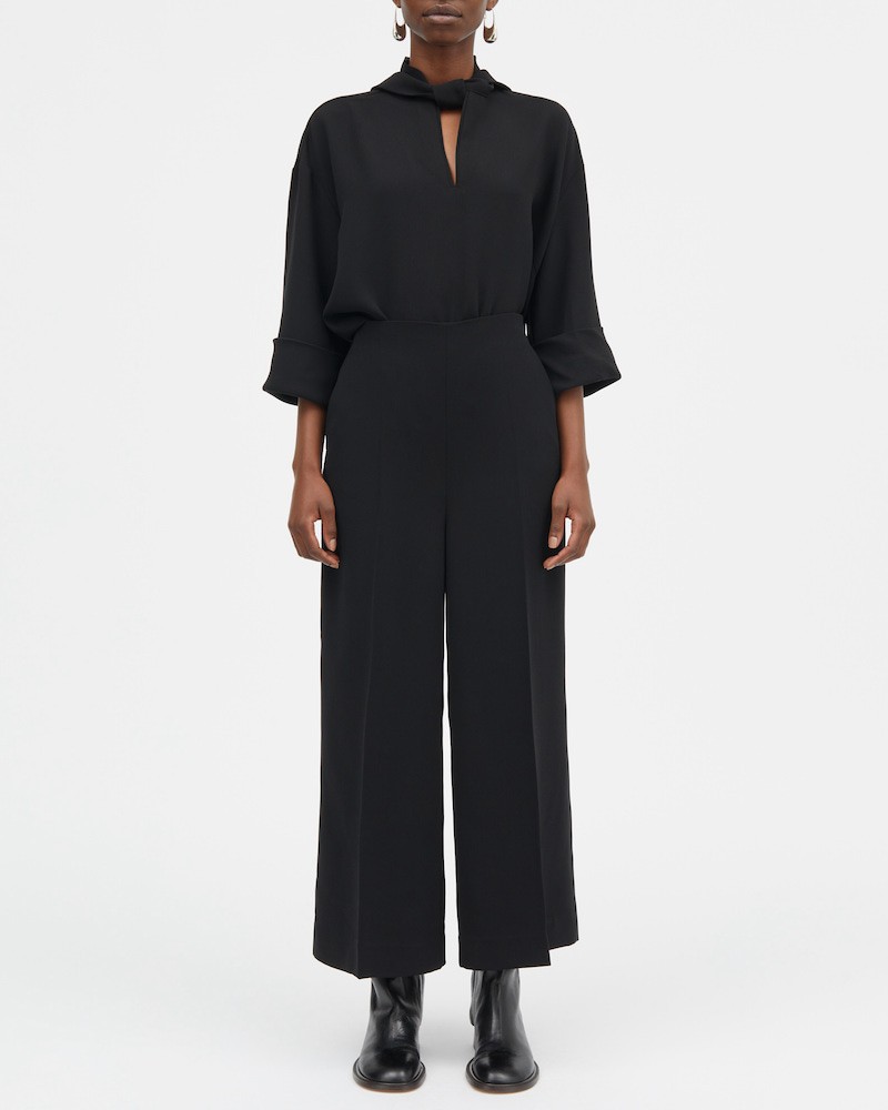MKDT Studio Pallas Pants Crepe Georgette på model stylet med Siva blouse