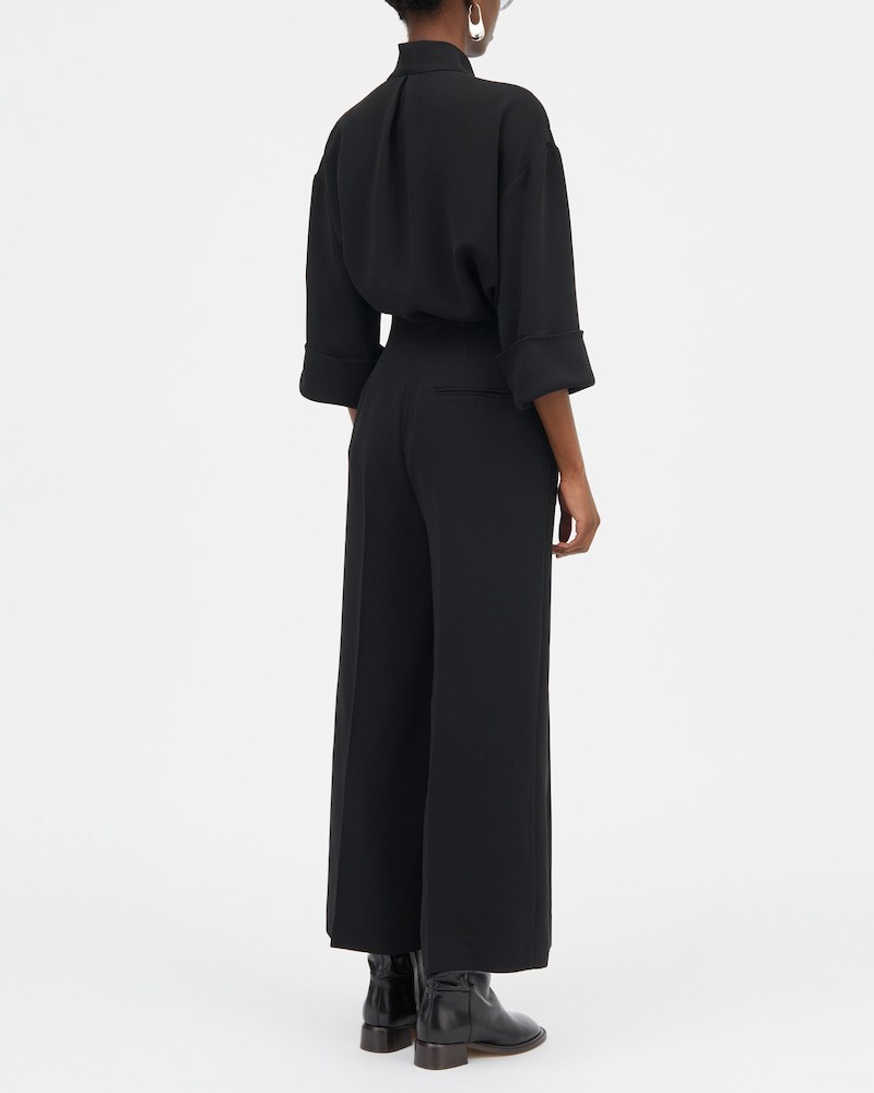MKDT Studio Pallas Pants Crepe Georgette på model stylet med Siva blouse
