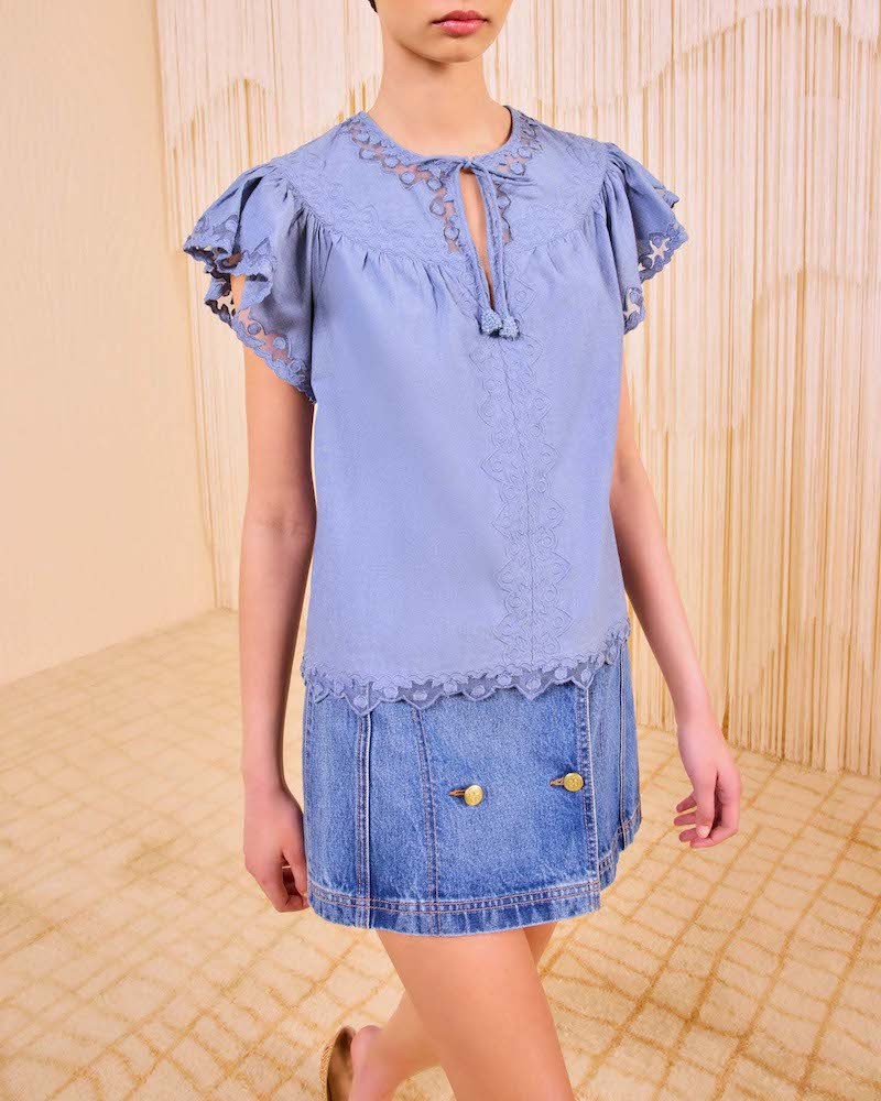 Ulla Johnson Effie Flutter Sleeve Top Chambray på model