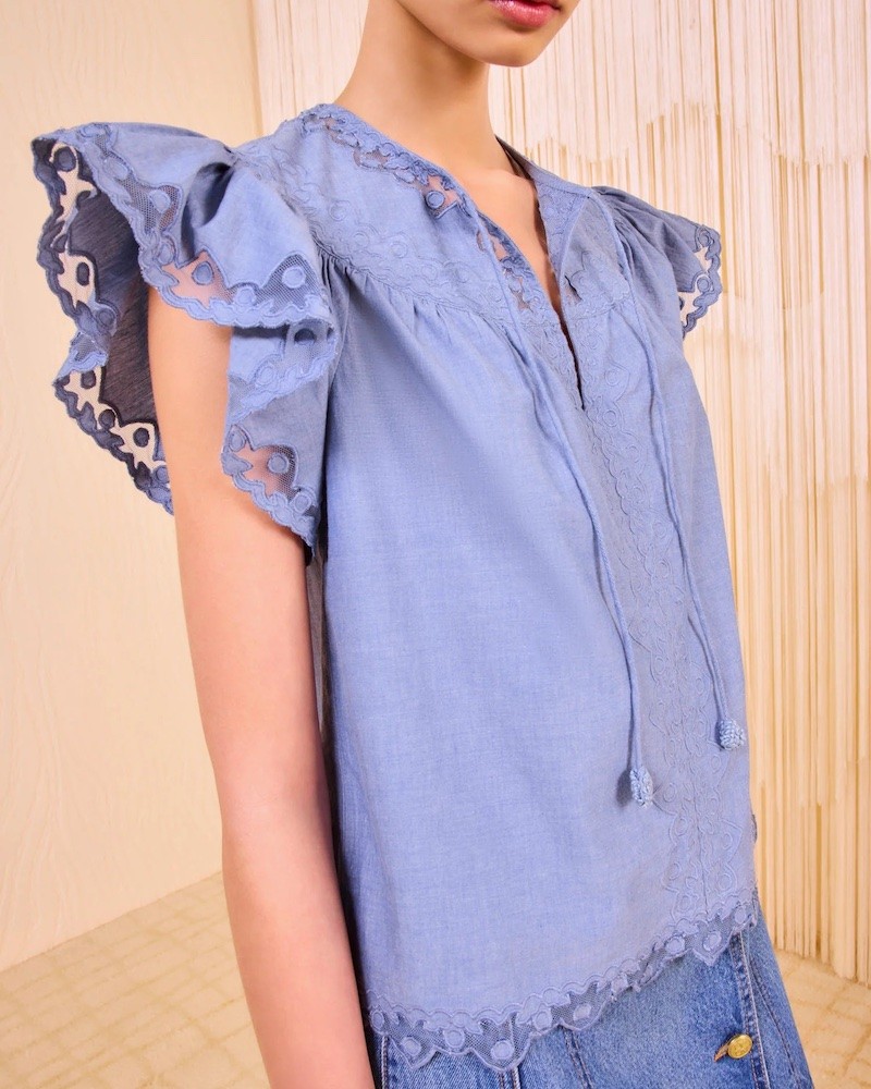 Ulla Johnson Effie Flutter Sleeve Top Chambray på model