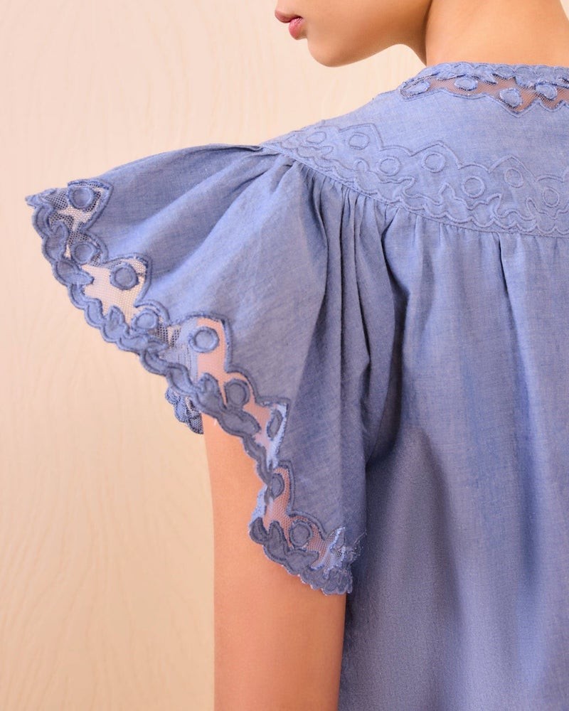 Close up af vingeærme på Ulla Johnson Effie Flutter Sleeve Top Chambray