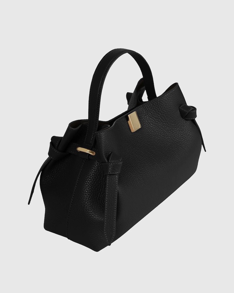 Pack shot af Yuzefi Gyoza Sort grained læder taske på neutral baggrund