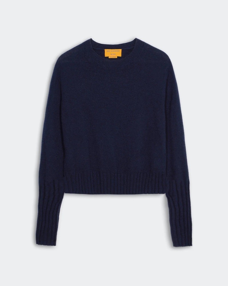 Pack shot af Guest In Residence Shrunken Crew Langærmet Navy Cashmere Strik på neutral baggrund